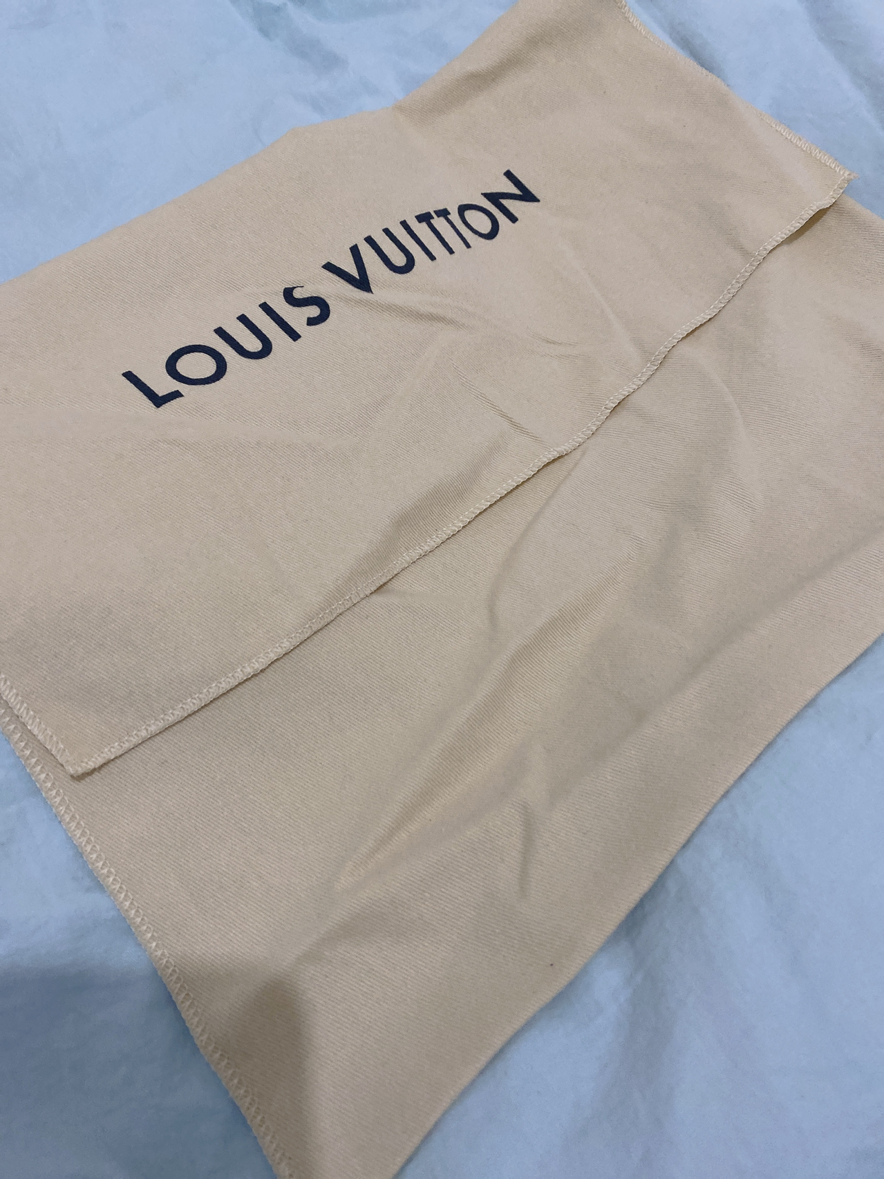 LV最新防塵袋，時(shí)尚界的秘密武器，保護(hù)你的珍貴物品不受塵埃侵?jǐn)_??