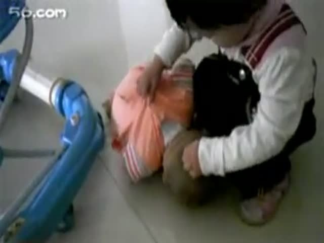 狂虐嬰兒視頻引發(fā)社會憤怒，道德和法律界限不可逾越