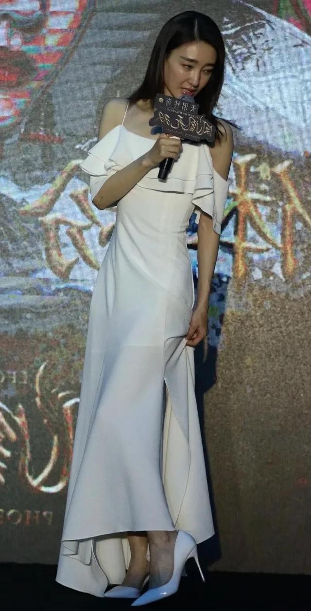 王麗坤最新發(fā)布會(huì)驚艷亮相，星光閃耀的瞬間