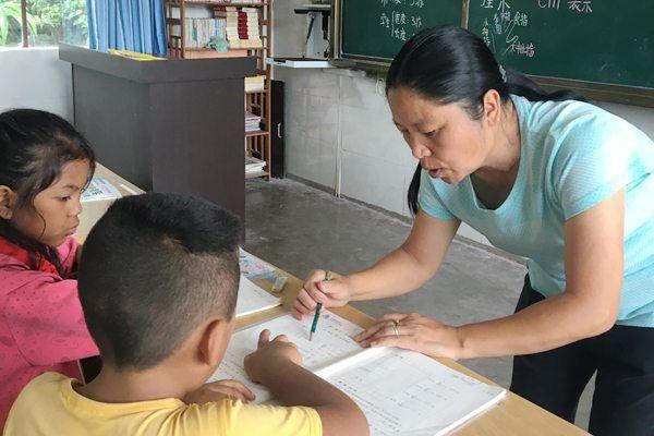 張老師，教育領(lǐng)域的璀璨新星閃耀教育界的光輝典范