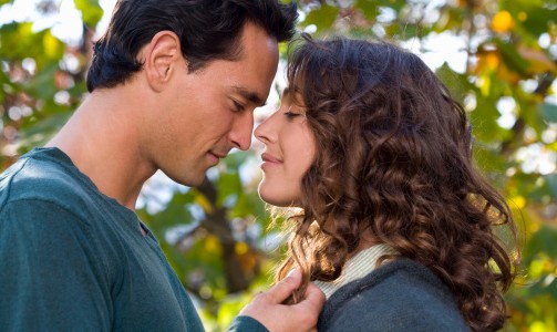 時代變遷下的新型親吻，情感表達的新方式