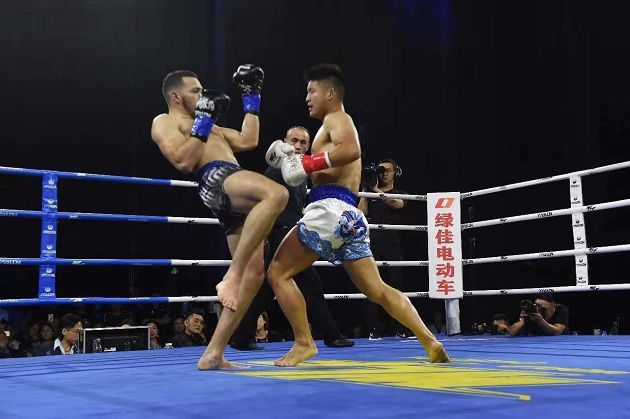 位寧輝最新比賽視頻，小巷深處的格斗與美食奇遇