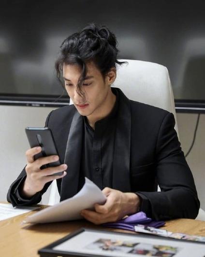 張演員男的舞臺(tái)與熒屏之旅，學(xué)習(xí)成長(zhǎng)與自信光芒的展現(xiàn)