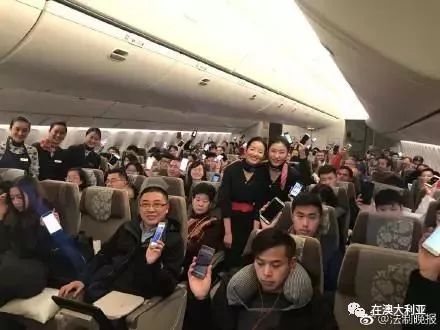 藍(lán)航空姐王靜新篇章，翱翔天際的溫暖使者，展現(xiàn)職業(yè)風(fēng)采與愛心傳遞