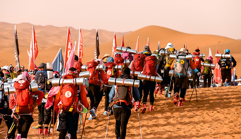 沙海競(jìng)速，沙漠比賽中的歡樂(lè)與同伴時(shí)光