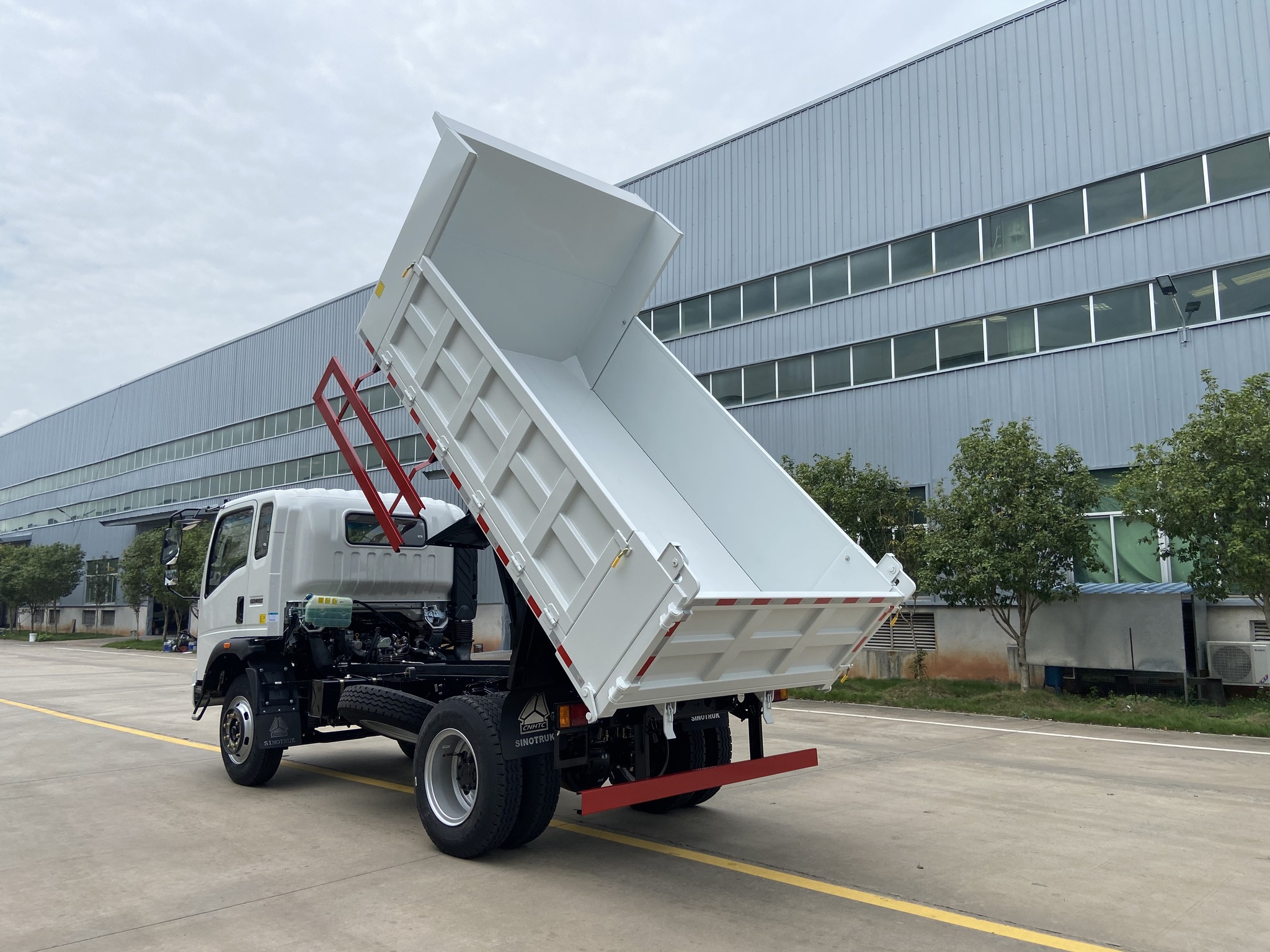 最新款自卸卡車，自然美景探索之旅的得力伙伴