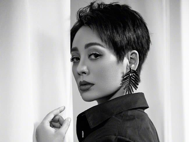 成旭演員，科技之光下的生活重塑者