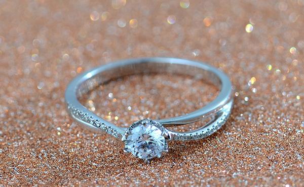 小巷深處的珠寶秘境之旅，探尋結(jié)婚鉆戒的價(jià)格
