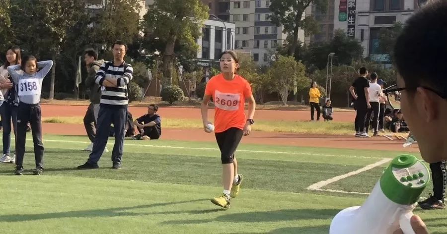 小蝸牛的田徑夢，綠意盎然賽場上的奇遇之旅